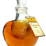 Butelka Calvados Pomme en Carafe z jabłkiem 40% 0,7L – francuski calvados z Normandii o jabłkowym, korzennym i owocowym aromacie oraz łagodnym, orzechowym i słodkim smaku z delikatnym, długim i owocowym finiszem