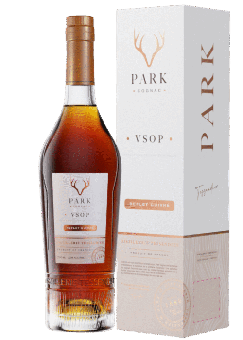 Butelka Cognac Park VSOP Reflet Cuivre 40% 0,7L – elegancki francuski koniak o dębowym, korzennym i owocowym aromacie, gładkim, pełnym i złożonym smaku, z ciepłym, długim i ostrym finiszem.