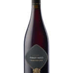 Butelka Cantina Lavis Pinot Nero 0,75L – włoskie czerwone wino z regionu Alto Adige, o owocowym, korzennym charakterze.