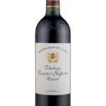 Butelka Chateau Beau Sejour Becot 0,75L – francuskie czerwone wino z Bordeaux, o korzennym i owocowym charakterze, z nutami czarnych jagód i dębu.
