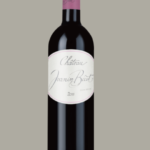 Butelka Château Joanin Becot ’18 0,75L – francuskie czerwone wino z Bordeaux o korzennym i owocowym charakterze, z nutami czarnych jagód i dębu.