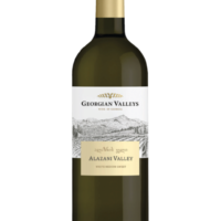 Butelka Georgian Valleys Alazani Valley White 0,75L – gruzińskie białe wino z regionu Alazani o kwiatowym, owocowym i mineralnym charakterze.