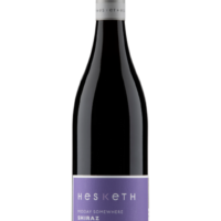 Butelka Hesket Shiraz Midday Somewhere 0,75L – wytrawne czerwone wino z Australii o jagodowym, korzennym i lekko dymnym charakterze.