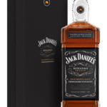 Butelka Jack Daniel’s Sinatra 45% 1L – amerykański bourbon o delikatnym, gładkim i łagodnym aromacie oraz bogatym, intensywnym smaku z drewnianym, leśnym i naturalnym finiszem