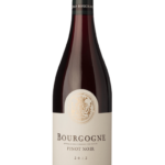 Butelka Jean Bouchard Bourgogne Pinot Noir 0,75L – wytrawne, pełne wino czerwone z Burgundii o korzennym, owocowym i ziemistym charakterze.
