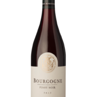 Butelka Jean Bouchard Bourgogne Pinot Noir 0,75L – wytrawne, pełne wino czerwone z Burgundii o korzennym, owocowym i ziemistym charakterze.