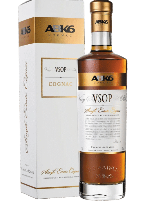 Butelka Cognac Abk6 VSOP 40% 700ml – francuski koniak o dębowym, kwiatowym i owocowym aromacie, z pełnym smakiem wanilii, przypraw i owoców oraz długim, zrównoważonym finiszem.