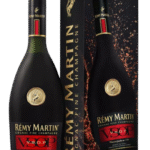 Butelka Cognac Remy Martin VSOP 0,7L – francuski koniak o aromacie kandyzowanej gruszki, suszonych moreli i wanilii, aksamitnym smaku z nutami karmelu, cynamonu i moreli oraz eleganckim, długim finiszem.