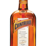 Cointreau 0.7L – klasyczny francuski likier pomarańczowy o intensywnym, cytrusowym aromacie i świeżym smaku.
