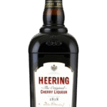 Butelka Heering Cherry 0.7L – duński likier wiśniowy o intensywnym aromacie, migdałowym akcencie i długim, owocowym finiszu