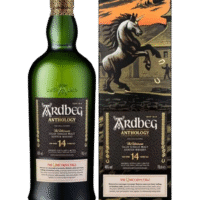 Butelka Ardbeg 14YO Anthology 0,7L – szkocka whisky z Islay o torfowo-czekoladowym aromacie, dojrzewająca przez 14 lat, z nutami czerwonych owoców i kakao, w eleganckim kartoniku.