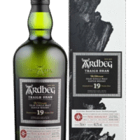 Butelka Ardbeg Traigh Bhan Batch 46,2% 0,7L – torfowa whisky z Islay, dojrzewająca minimum 19 lat, z nutami soli morskiej, wanilii i ziół, o złożonym finiszu.
