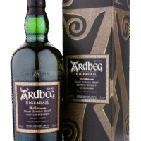 Butelka Ardbeg Uigeadail 0,7L – torfowa whisky z Islay o mocy 54%, z aromatami lukrecji, suszonych owoców i dymu, z intensywnym torfowym finiszem.