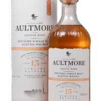 Butelka Aultmore 15YO Marsala Cask 0,7L z tubą – szkocka single malt whisky dojrzewająca w beczkach po winie Marsala, o aromacie miodu, moreli i suszonych owoców