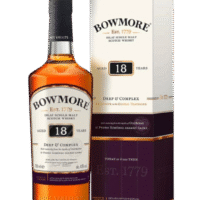 Butelka Bowmore 18YO 0,7L – 18-letnia whisky single malt z Islay, z nutami miodu, wanilii i torfu, dojrzewająca w beczkach po sherry i bourbonie.