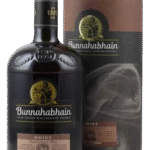 Butelka Bunnahabhain Moine 0,7L – torfowa szkocka whisky single malt z Islay o nutach dymu, ziół, miodu i morskiej soli, z intensywnym rozgrzewającym finiszem, w eleganckiej tubie.