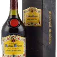 Butelka Cardenal Mendoza 0,7L z kartonikiem – hiszpańska brandy o śliwkowo-rodzynkowym aromacie, karmelowym smaku i aksamitnym finiszu