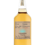 Butelka Casamigos Reposado 0,7L – luksusowa tequila z Jalisco, o aromacie agawy, wanilii i miodu, z pełnym, karmelowym finiszem, idealna do picia na czysto.