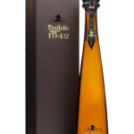 Butelka Don Julio 1942 0,7L – luksusowa tequila añejo z Jalisco w Meksyku, o aromacie dębu, toffi i wanilii, z gładkim, długim finiszem, w eleganckim kartoniku prezentowym.
