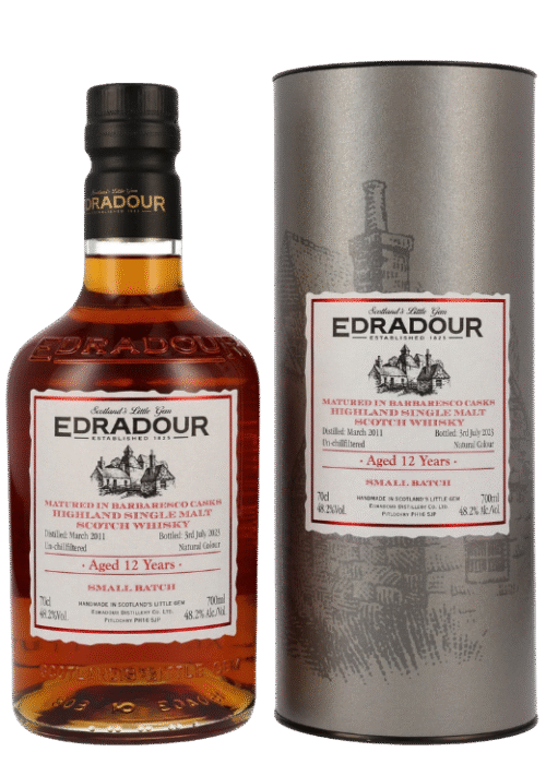 Butelka Edradour 12YO 2011 Barbaresco Small Batch 0,7L – szkocka whisky single malt z Highlands finiszowana w beczkach po winie Barbaresco, o aromacie czerwonych owoców, cynamonu i głębokim owocowym finiszu.