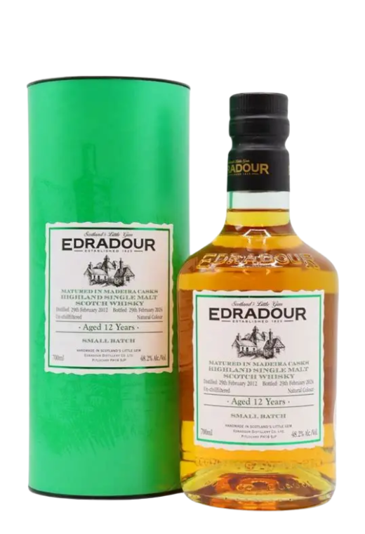 Butelka Edradour 12YO 2012 Madeira Small Batch 0,7L – szkocka whisky single malt z Highlands, dojrzewająca w beczkach po winie Madeira, o miodowym aromacie, przyprawowym smaku i rozgrzewającym finiszu.