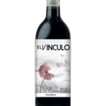 Butelka czerwonego wina El Vínculo Crianza 0,75L – hiszpańskie wytrawne wino z regionu La Mancha o aromacie ciemnych owoców i wanilii.