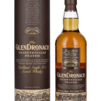 Butelka GlenDronach Traditionally Peated 0,7L – szkocka whisky single malt z Highlands o dymno-waniliowym aromacie, torfowo-przyprawowym smaku i ciepłym, pieprznym finiszu