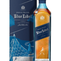 Butelka Johnnie Walker Blue Label 0,7L – luksusowa szkocka whisky typu blended z eleganckim boxem, o aromacie miodu, przypraw i wanilii, z głębokim, kremowym finiszem.