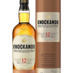 Butelka Knockando 12YO 0,7L – klasyczna whisky single malt z regionu Speyside, o aromacie jabłek, słodu i wanilii, z eleganckim, owocowym finiszem.