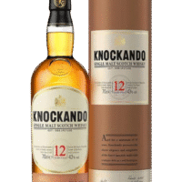Butelka Knockando 12YO 0,7L – klasyczna whisky single malt z regionu Speyside, o aromacie jabłek, słodu i wanilii, z eleganckim, owocowym finiszem.