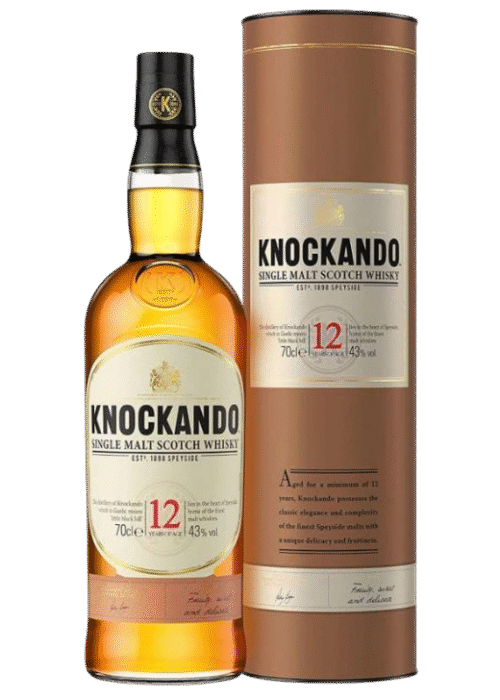 Butelka Knockando 12YO 0,7L – klasyczna whisky single malt z regionu Speyside, o aromacie jabłek, słodu i wanilii, z eleganckim, owocowym finiszem.