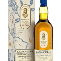 Butelka Lagavulin 11YO Offerman Edition DSR2024 0,7L – limitowana torfowa whisky z Islay, z nutami dymu, wanilii i przypraw, zamknięta w eleganckim kartoniku.