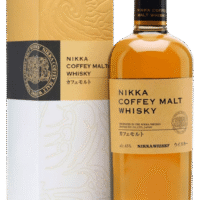 Butelka Nikka Coffey Malt Whisky 0,7L – japońska whisky z destylacji kolumnowej o owocowym aromacie, waniliowo-toffi smaku i długim, pełnym finiszu.
