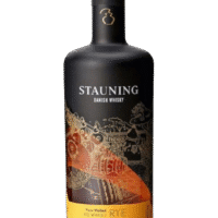 Butelka Stauning Danish Rye Whisky 0,7L – duńska żytnia whisky o mocy 48%, z wyrazistym aromatem karmelu, przypraw i zbóż, smakiem ciemnego chleba i wanilii oraz intensywnym, pieprznym finiszem.