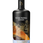 Butelka Stauning Høst Double Malt 0,7L – duńska whisky blended o aromacie pieczonego jabłka, miodu i wanilii, z gładkim, zbożowo-karmelowym smakiem i czystym, lekko pieprznym finiszem.