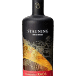 Butelka Stauning KAOS Triple Malt Danish Whisky 0,7L – duńska whisky triple malt o mocy 46%, z aromatem karmelu, zbóż i torfu, słodowym i waniliowym smakiem oraz długim, złożonym finiszem z nutą torfu.