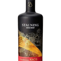 Butelka Stauning KAOS Triple Malt Danish Whisky 0,7L – duńska whisky triple malt o mocy 46%, z aromatem karmelu, zbóż i torfu, słodowym i waniliowym smakiem oraz długim, złożonym finiszem z nutą torfu.