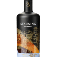 Butelka Stauning Høst Double Malt 0,7L – duńska whisky blended o aromacie pieczonego jabłka, miodu i wanilii, z gładkim, zbożowo-karmelowym smakiem i czystym, lekko pieprznym finiszem.