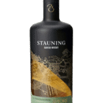 Butelka Stauning Smoke Danish Single Malt Whisky 0,7L – dymna duńska whisky single malt o mocy 47%, z aromatem jabłek, karmelu i torfu, słodowym smakiem oraz długim, lekko torfowym finiszem.