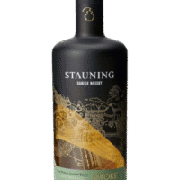 Butelka Stauning Smoke Danish Single Malt Whisky 0,7L – dymna duńska whisky single malt o mocy 47%, z aromatem jabłek, karmelu i torfu, słodowym smakiem oraz długim, lekko torfowym finiszem.