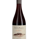 Butelka Volcanes Reserva Pinot Noir 0,75L – chilijskie wytrawne wino czerwone z regionu Casablanca o aromacie malin, przypraw i wiśni.