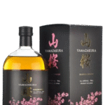 Butelka Yamazakura Blended Whisky 0,7L – japońska whisky typu blended o aromacie miodu, dębu i wanilii, z gładkim, lekko owocowym finiszem.