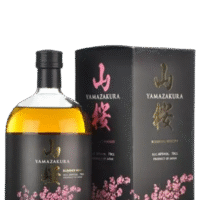 Butelka Yamazakura Blended Whisky 0,7L – japońska whisky typu blended o aromacie miodu, dębu i wanilii, z gładkim, lekko owocowym finiszem.